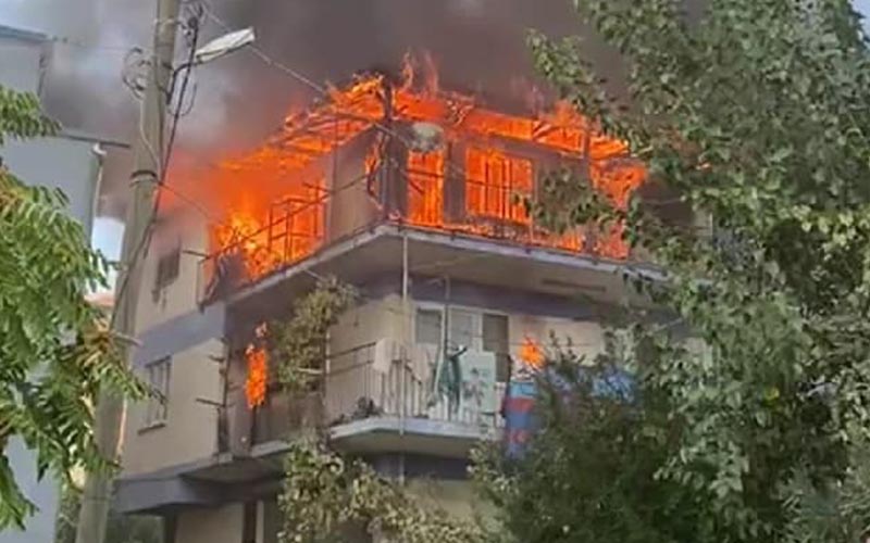 Alevler binayı üstten sardı