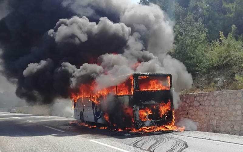 Yolcu otobüsü seyir halindeyken yanmaya başladı