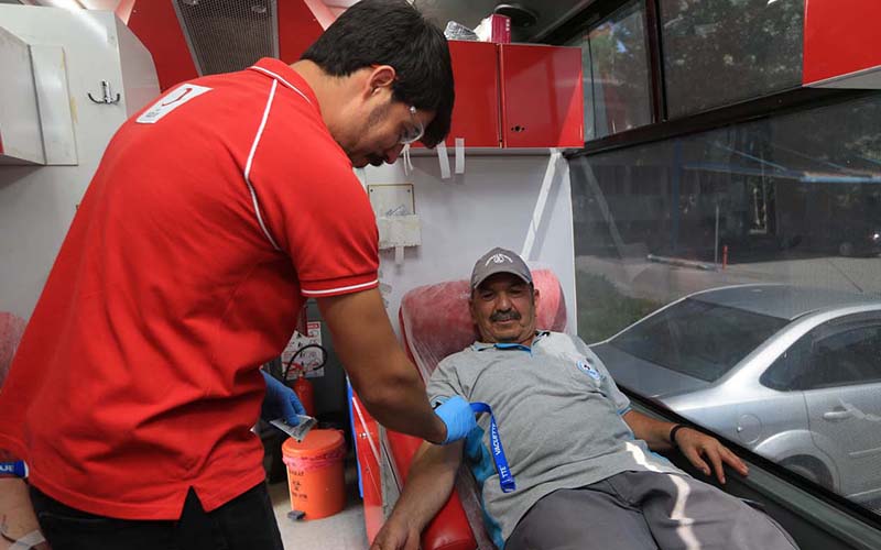 Pamukkale Belediyesi personelinden Kızılay’a kan bağışı