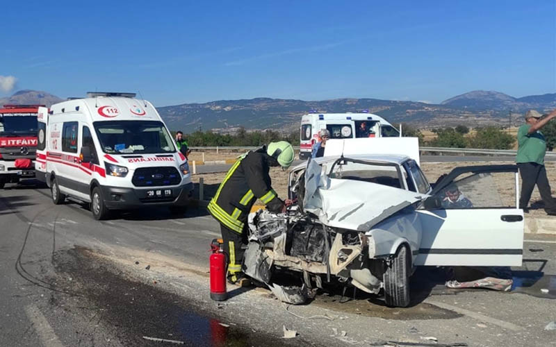 Traktör ile otomobilin çarpıştığı kazada 5 kişi yaralandı