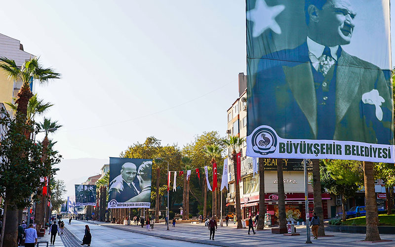 Caddelere Türk bayrağı ve Atatürk posterleri asıldı
