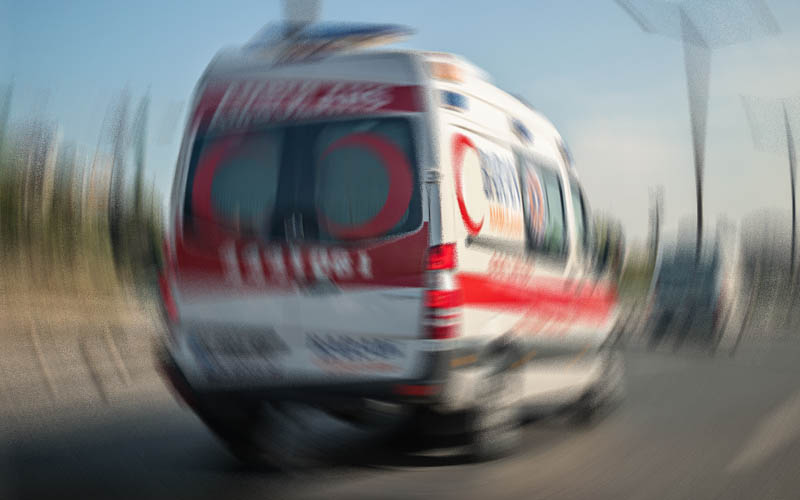 Motosiklet taya çarpıp devrildi, 5 günlük evli çift yaralandı