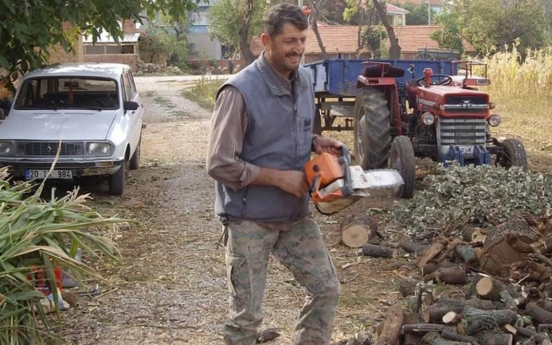 Başına odun parçası düşen kişi hayatını kaybetti