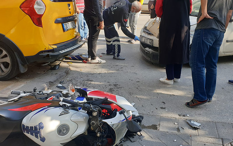 Taksiyle çarpışan motosikletin sürücüsü yaralandı