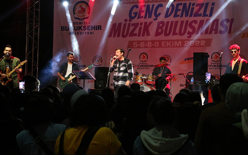 Denizlili müzik grupları Büyükşehirin etkinliğinde sahne aldı