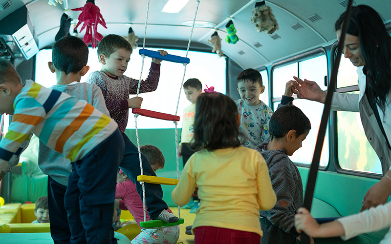 Merkezefendi Belediyesinden çocuklar için oyun otobüsü