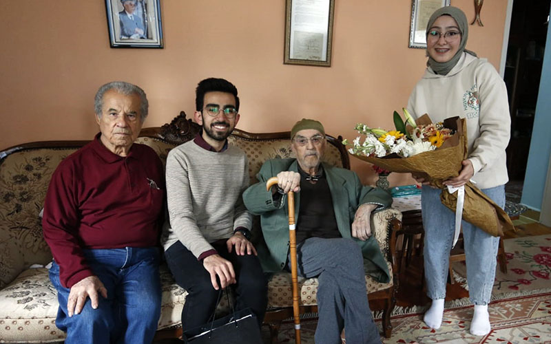 Gençlik Meclisi üyelerinden 97 yaşındaki Ahmet Ali öğretmene ziyaret
