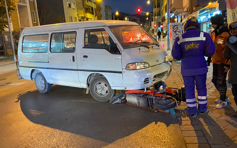 Minibüs ile çarpışan elektrikli bisikletin sürücüsü yaralandı