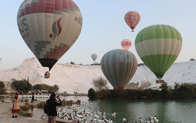 Kaya: Türk vatandaşlarının da Pamukkale’deki sıcak hava balonlarını denemelerini isterim