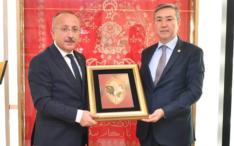 Kazakistan Büyükelçisi Sapiyev, Vali Atik’i ziyaret etti