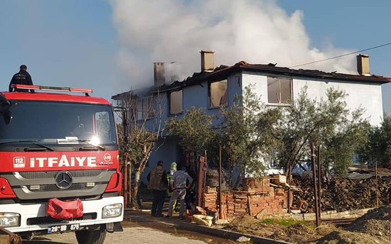 Alevler evin üst katını yaktı