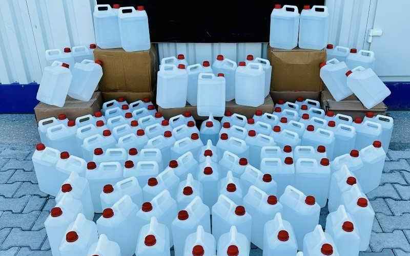 Kaçak içki ve yüzlerce litre etil alkol ele geçirildi