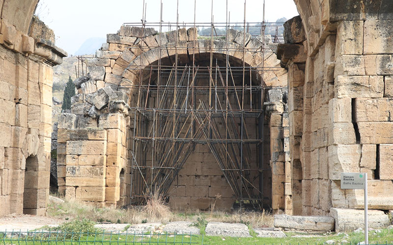 Şen’den, Hierapolis’teki kazı ve restorasyonların istenen hızda ilerlemediği eleştirisi