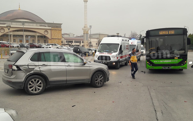 Belediye otobüsü ile otomobil çarpıştı: 4 yaralı