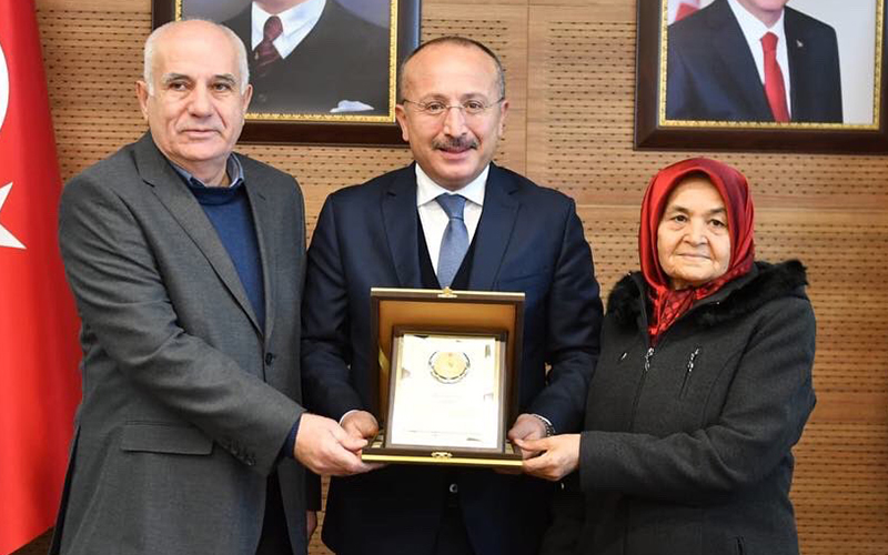 Hayırsever iş insanı ambulans bağışladı