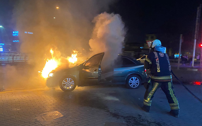 Seyir halindeki otomobil yandı