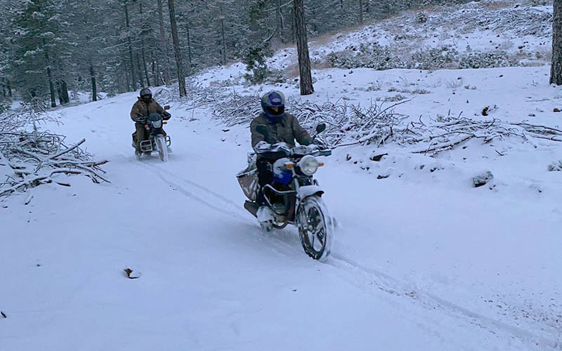 Ekmek parası için karda motosikletle madene yolculuk