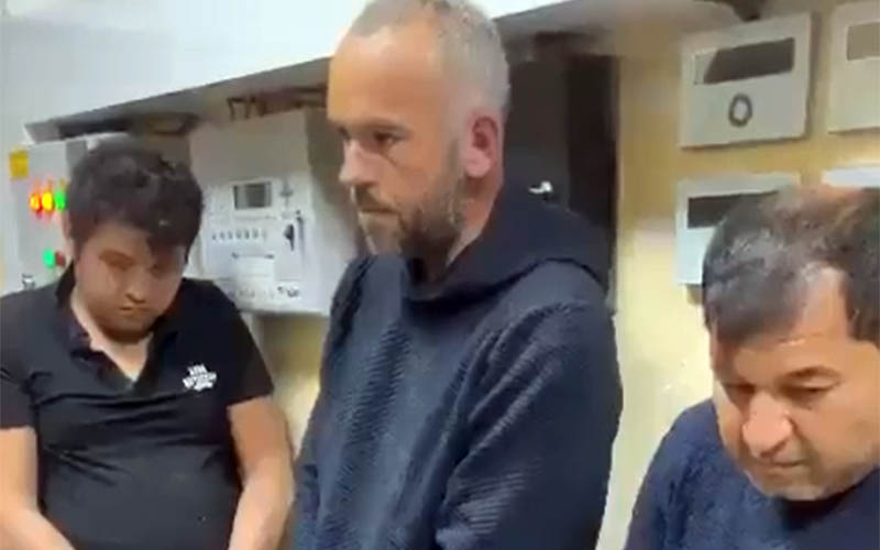 Depremzedelere gönderilen yardım malzemelerini yağmaladılar