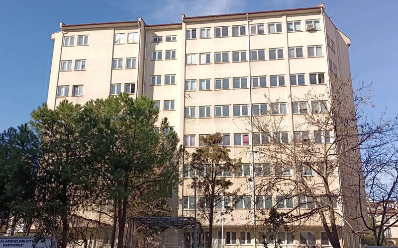 Çürük bina yıkılsın kararına rağmen yıkılamıyor