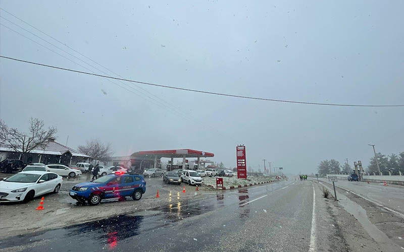 Denizli-Muğla kara yolu kar nedeniyle ulaşıma kapatıldı