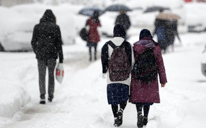 Eğitime kar engeli bir ilçede okullar tatil