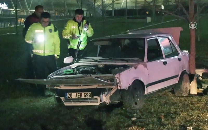 Otomobil aydınlatma direğine çarptı, sürücü ağır yaralı