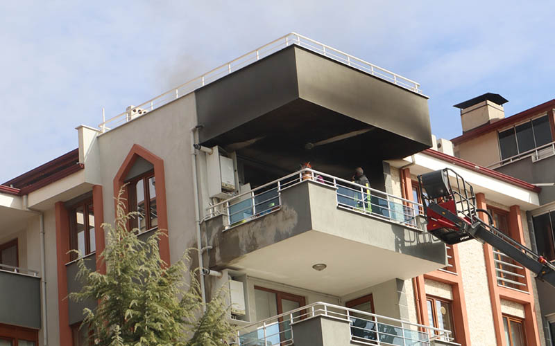 Bir evin balkonunda yangın çıktı