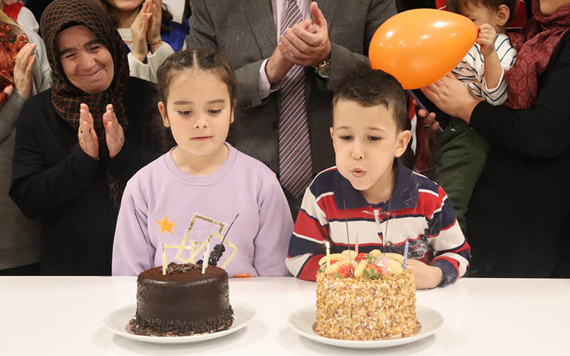 Depremzede çocuklara doğum günü kutlaması