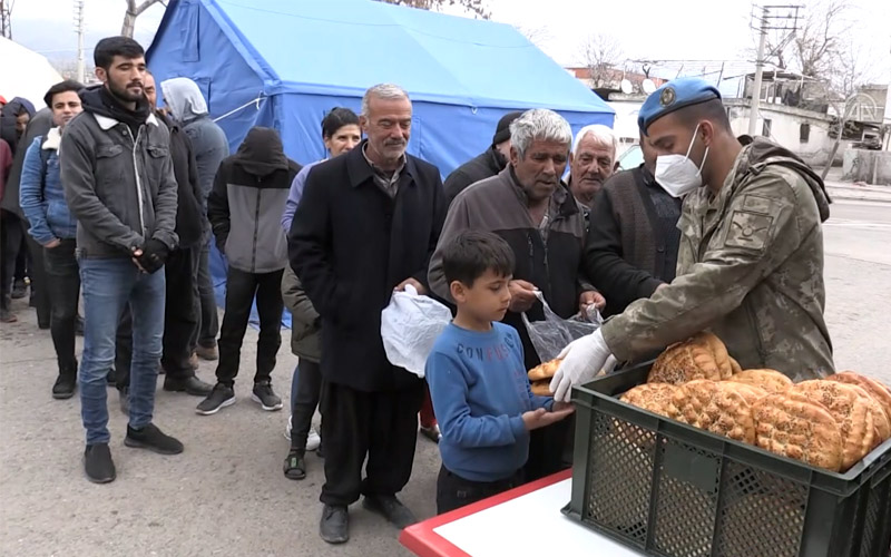 Mehmetçik, depremzedeler için ekmek ve ramazan pidesi üretiyor