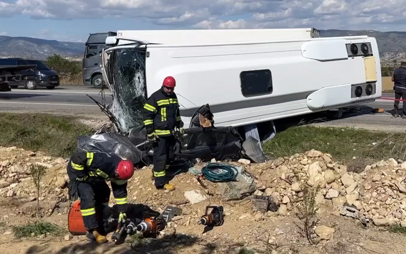Tur midibüsü otomobil ile çarpıştı: 1 ölü, 24 yaralı