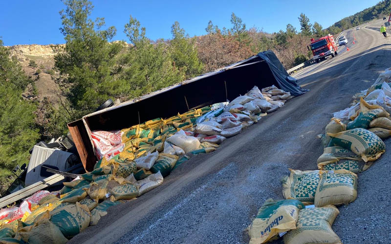 TIR devrildi, sürücü yaralandı