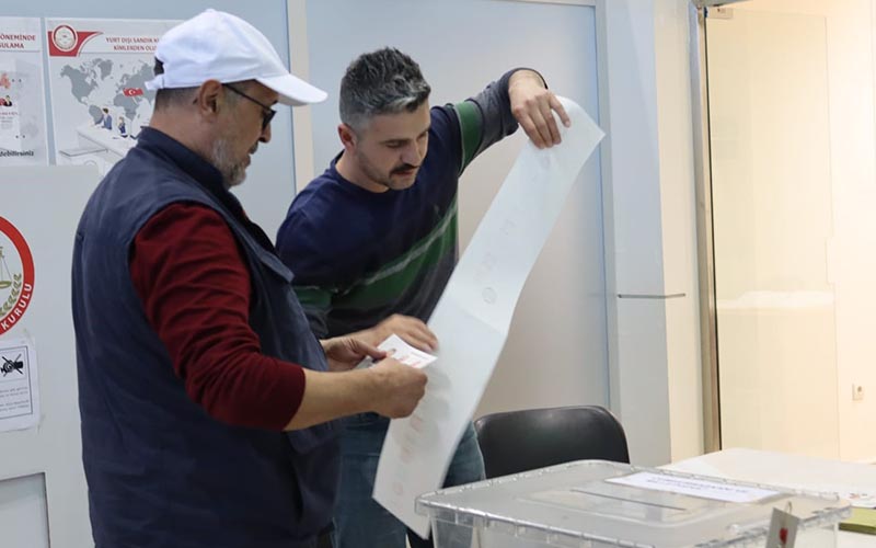 Denizli’de 14 Mayıs Seçimi için ilk oylar Çardak Havalimanı’nda kullanıldı