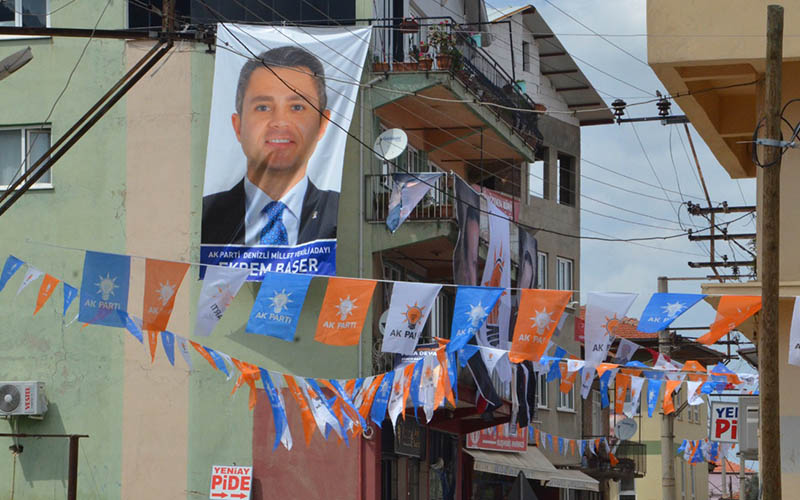 Mahalleyi milletvekili adayı Ekrem Başer’in posterleriyle donattılar