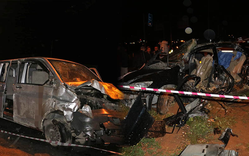 Otomobil ile panelvan minibüsün çarpıştığı kazada 4 kişi öldü 3 kişi yaralandı