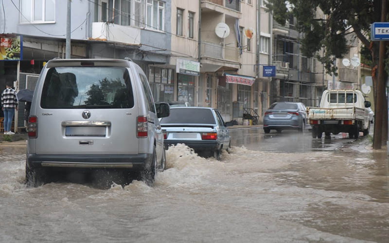 Yollar su altında kaldı