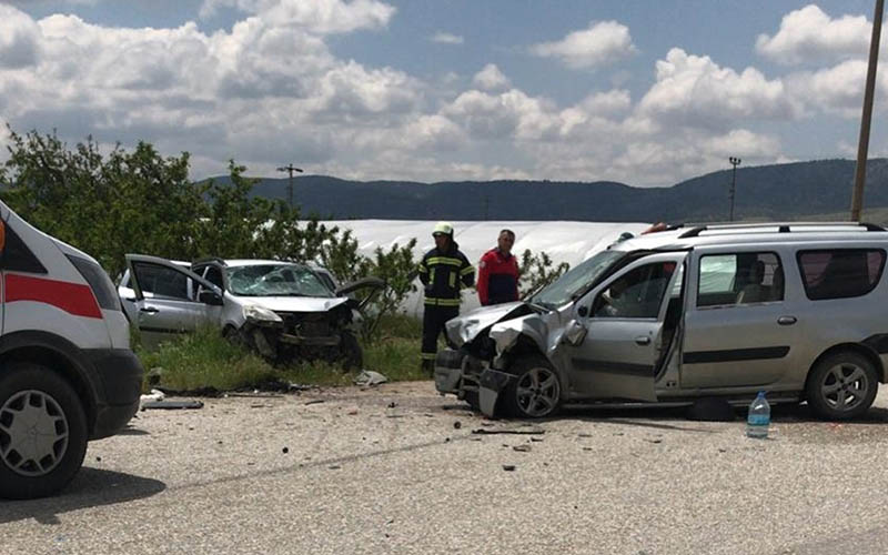 İki araç çarpıştı: 1 ölü, 4 yaralı