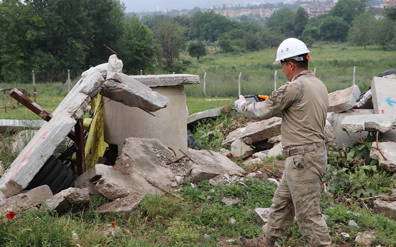 Jandarmaya enkaz altında arama kurtarma eğitimi