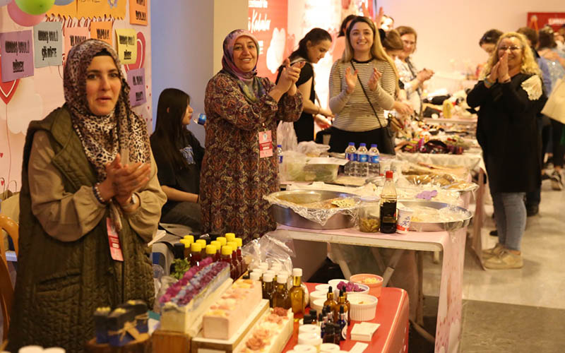 Kadın girişimciler Merkezefendi Belediyesinin festivalinde ürünlerini sergiledi