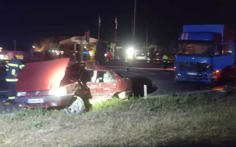 Kargo aracıyla otomobil çarpıştı: 3 ölü