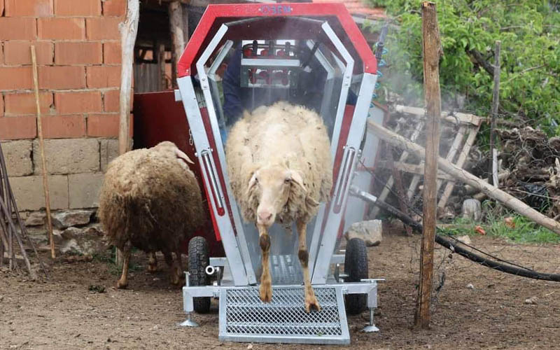 Tavas’ta küçükbaş ilaçlama makinesi hizmete alındı