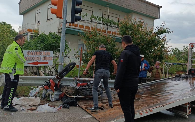Otomobille çarpışan motosikletin sürücüsü yaralandı