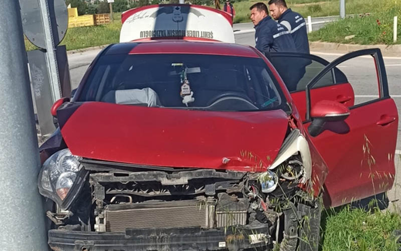 İki otomobilin çarpıştığı kazada sürücüler yaralandı