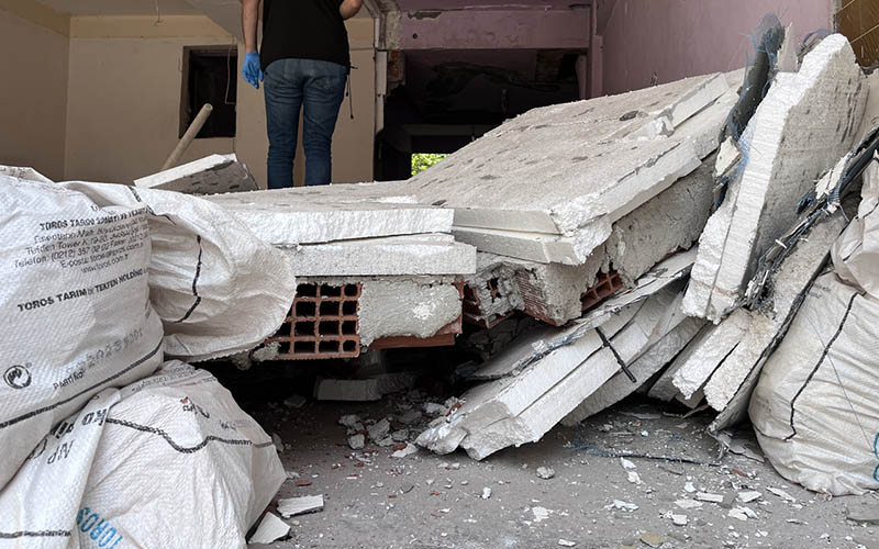 Üzerine duvar devrilen inşaat ustası ağır yaralandı