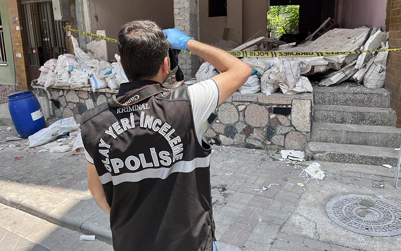 Yıkılan duvarın altında kalan inşaat ustası öldü