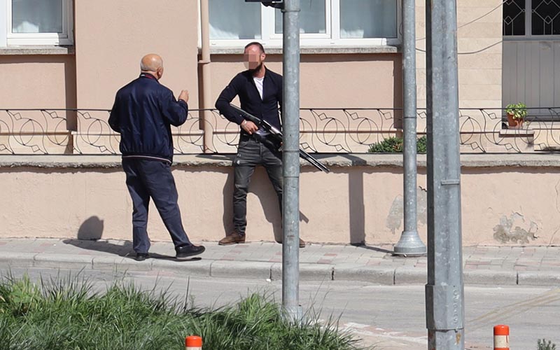 Tüfekle rastgele ateş açan genç gözaltına alındı