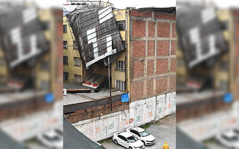 İş hanının çatısı kuvvetli rüzgara dayanamadı, araçlar hasar gördü