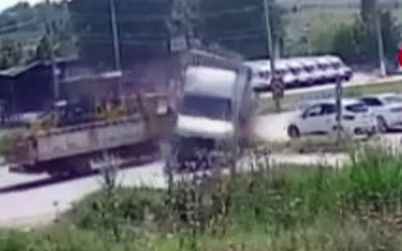 Kaza anı güvenlik kamerasında