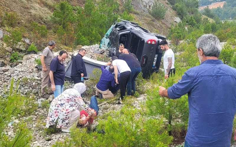 Eski Ekonomi Bakanı Zeybekci kaza geçirdi