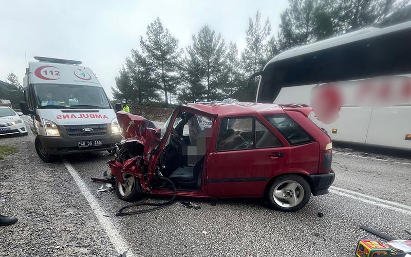 Otobüs ile otomobil çarpıştı: 2 ölü