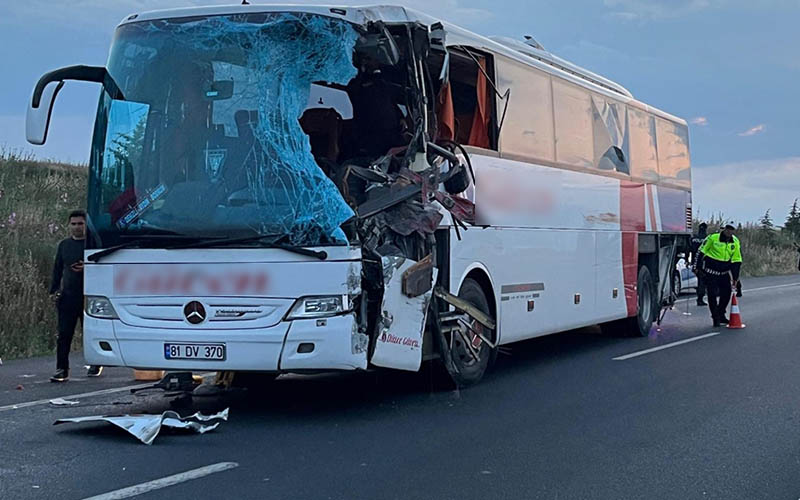TIR ile otobüsün çarpıştığı kazada 2 kişi öldü 6 kişi yaralandı